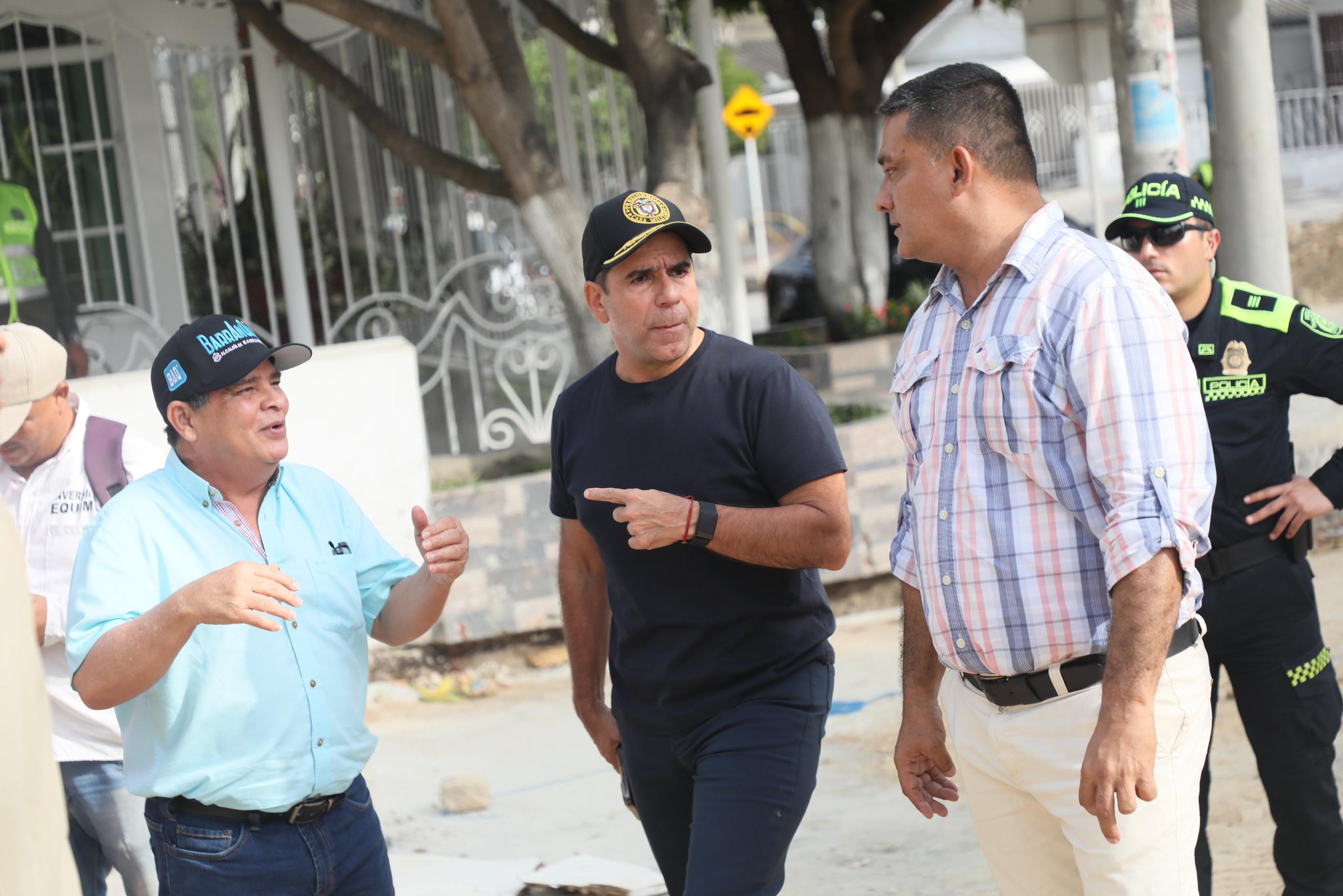 El alcalde Alejandr Char inspecciona las obras de tapa huecos