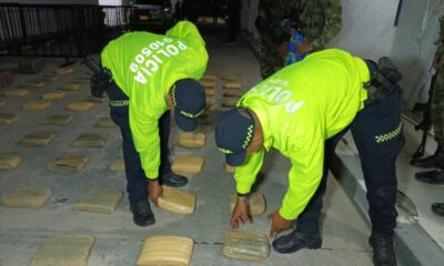 Policías con el cargamento incautado