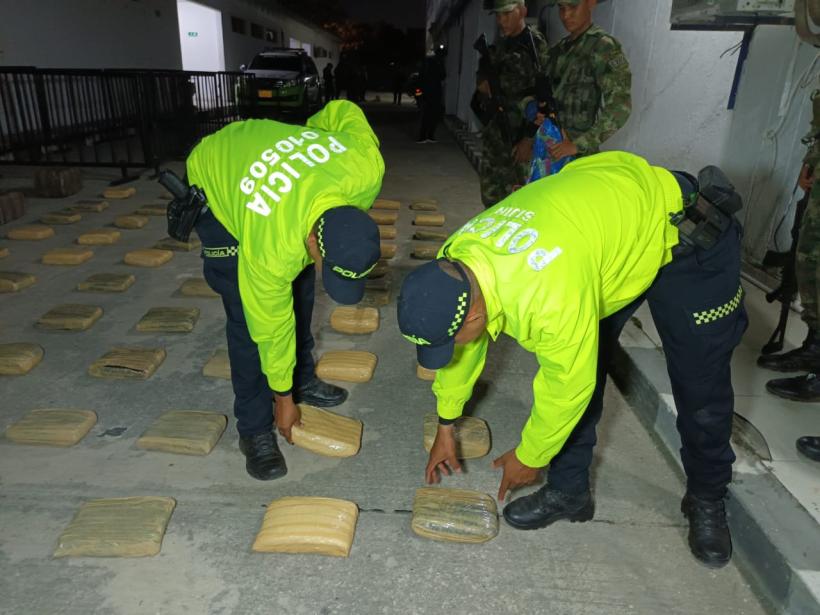 Policías con el cargamento incautado