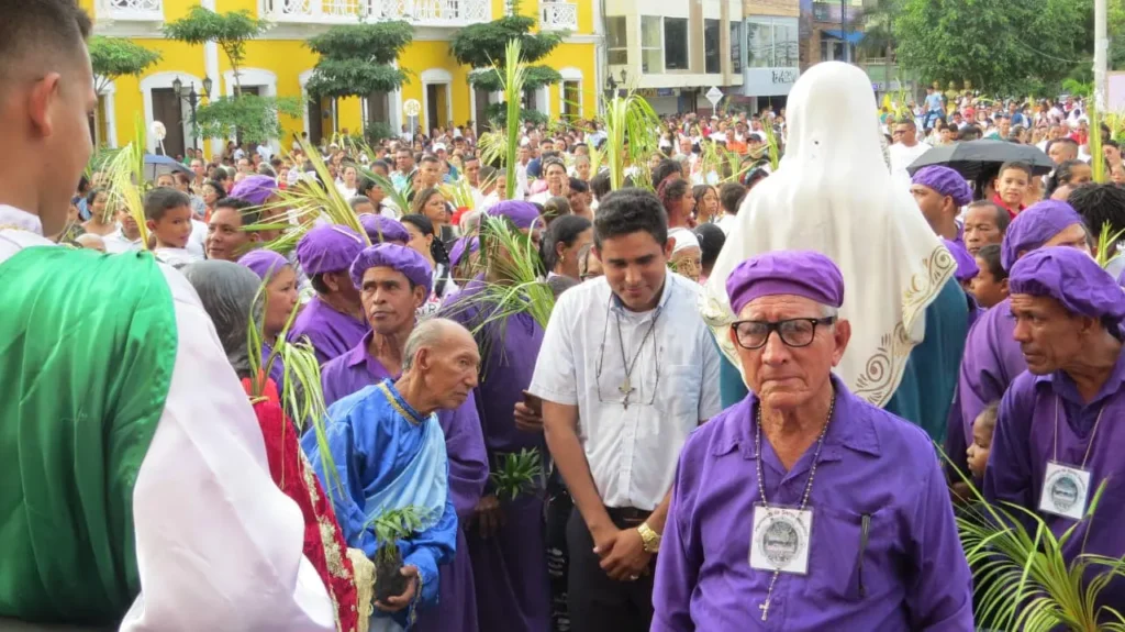 Feligreses con vestimenta tradicional de Semana Santa